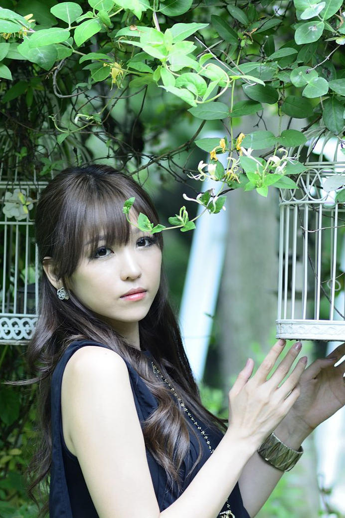 高清捧着鸟类的韩国美女写真