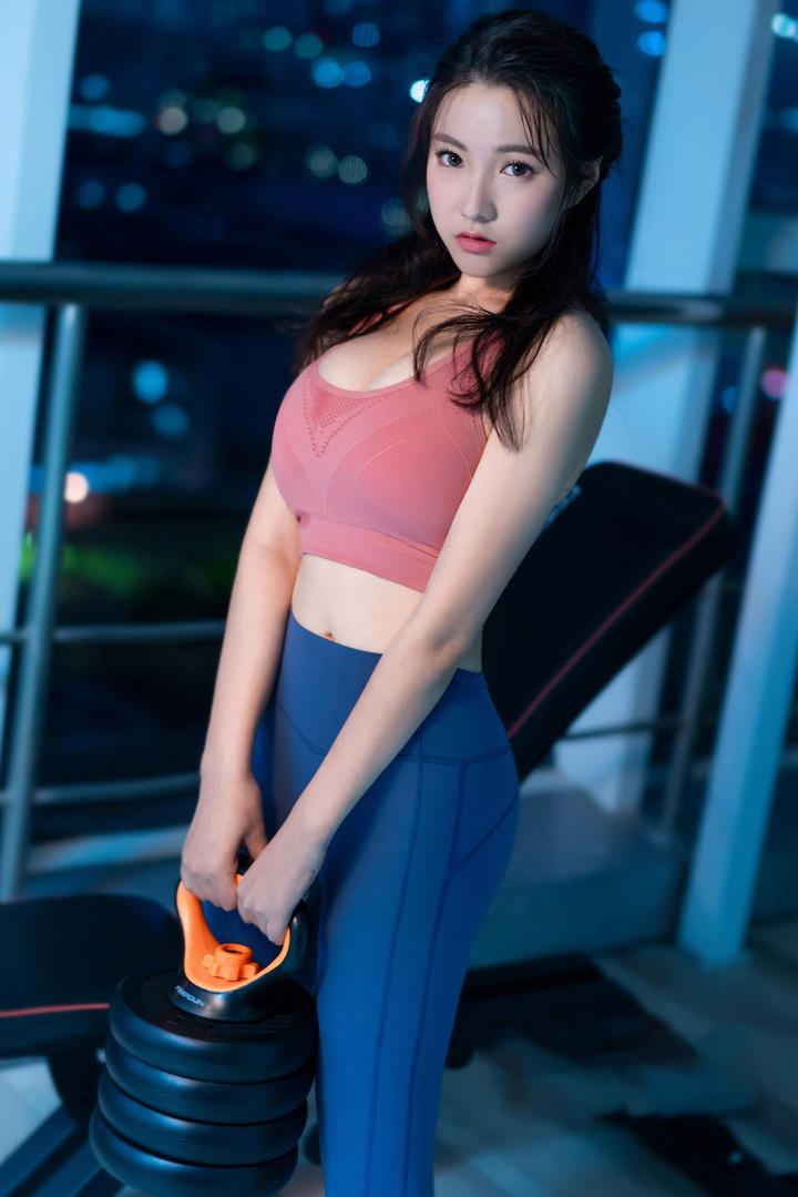 火辣身材的紧身裤美女健身图片大全