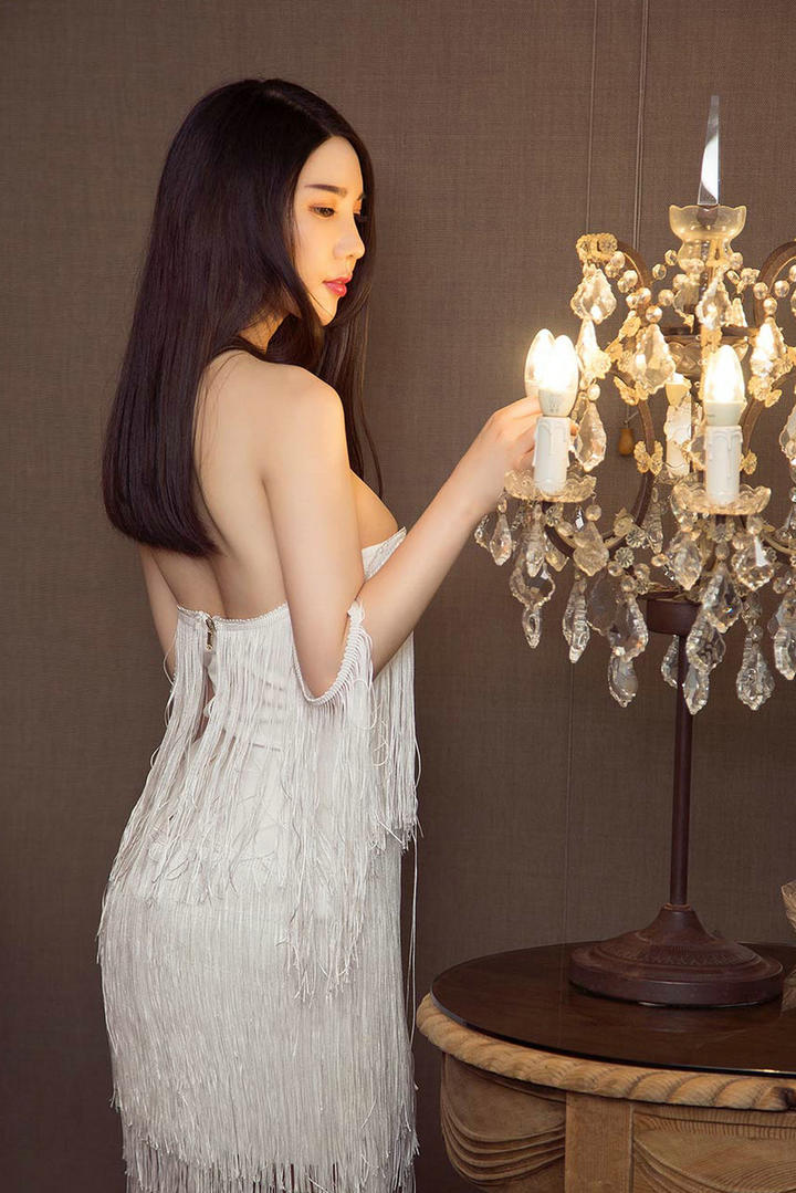 站在台灯边的高清性感美女模特静一图片
