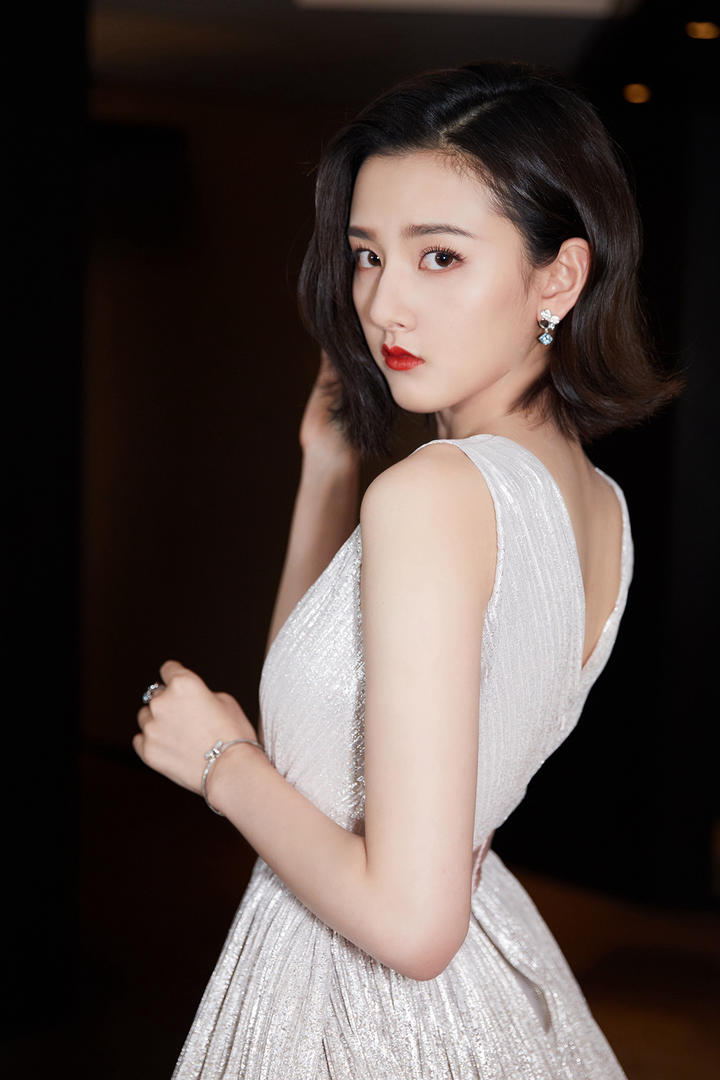 穿性感露背礼服的气质女明星宋祖儿图片