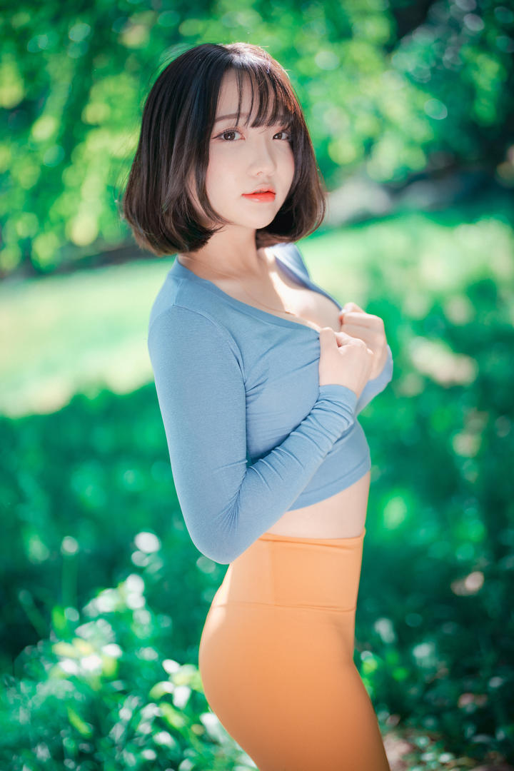 穿着紧身裤的 短发发型女图片