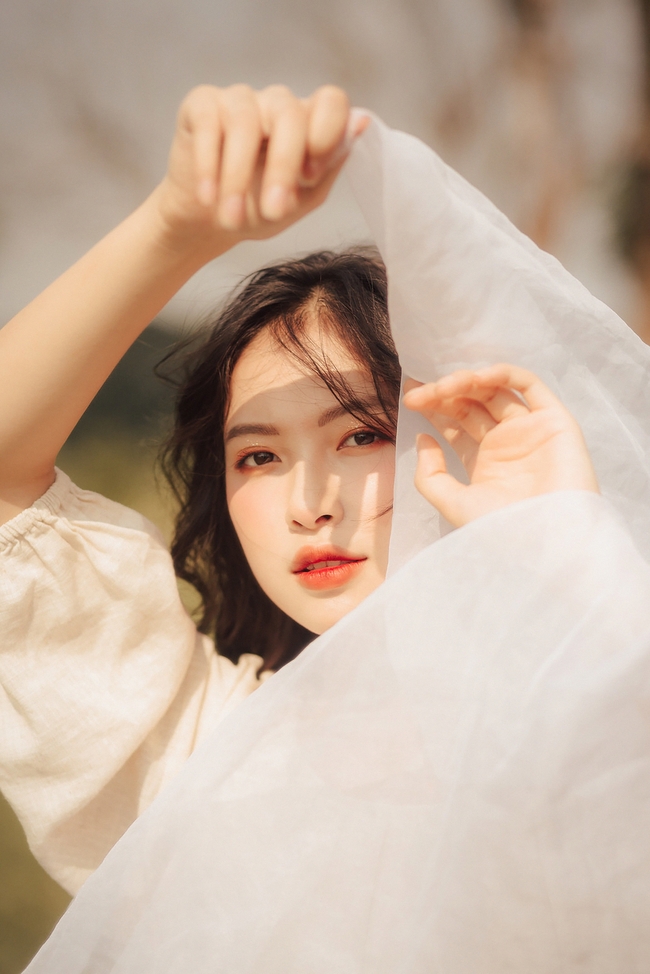 暖春户外亚洲美女写真图片摄影