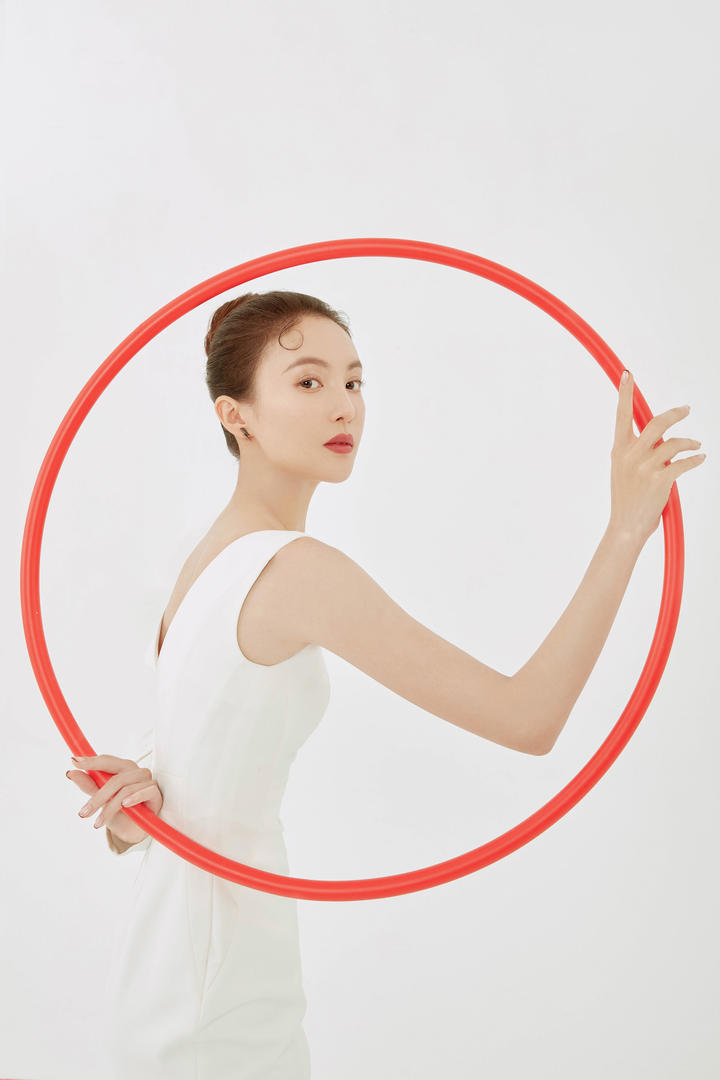 转呼啦圈的漂亮美女明星金晨个人艺术照图片