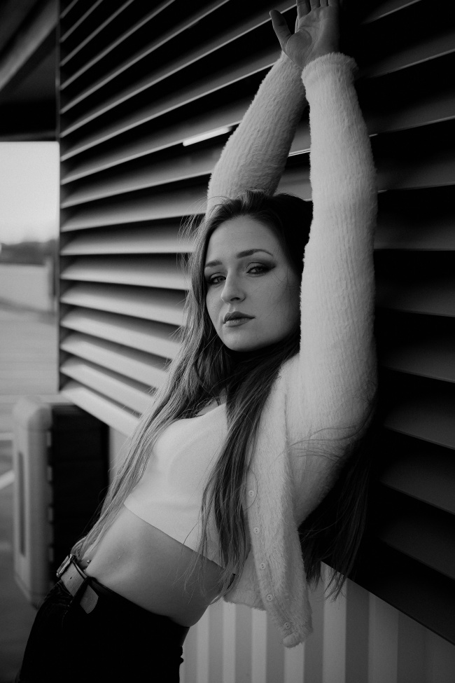 欧美时尚黑白性感美女图片