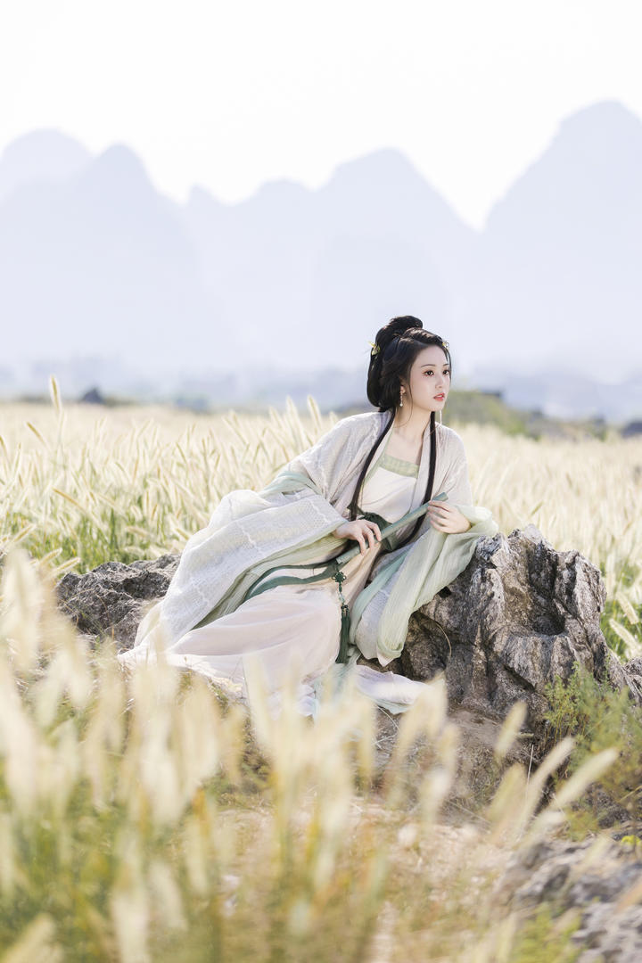 推特网红极品美女女神野外古装艺术照