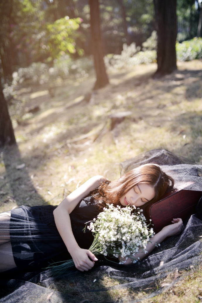 森林中的黑衣妩媚少女