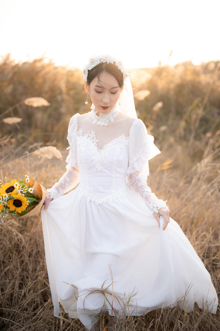 拿着鲜花的唯美新娘心雅个人写真艺术照