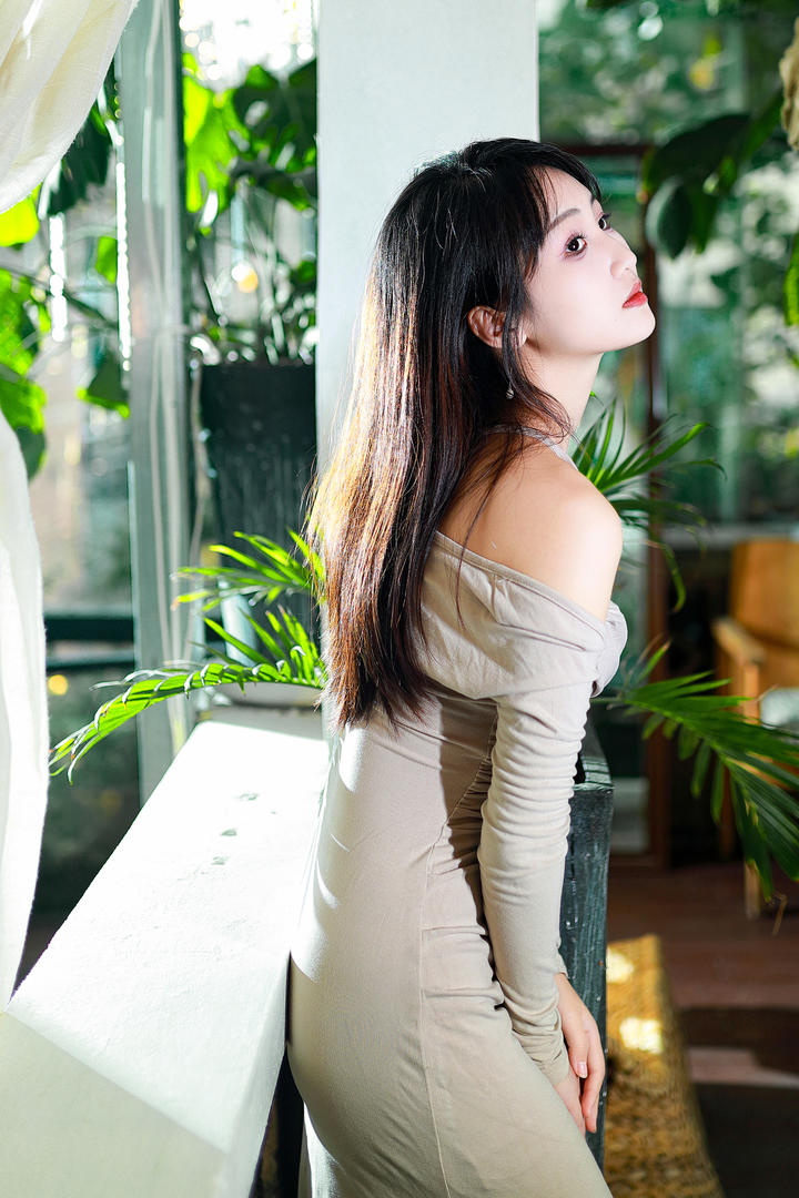 漂亮的长发美女推女郎人像摄影写真图片
