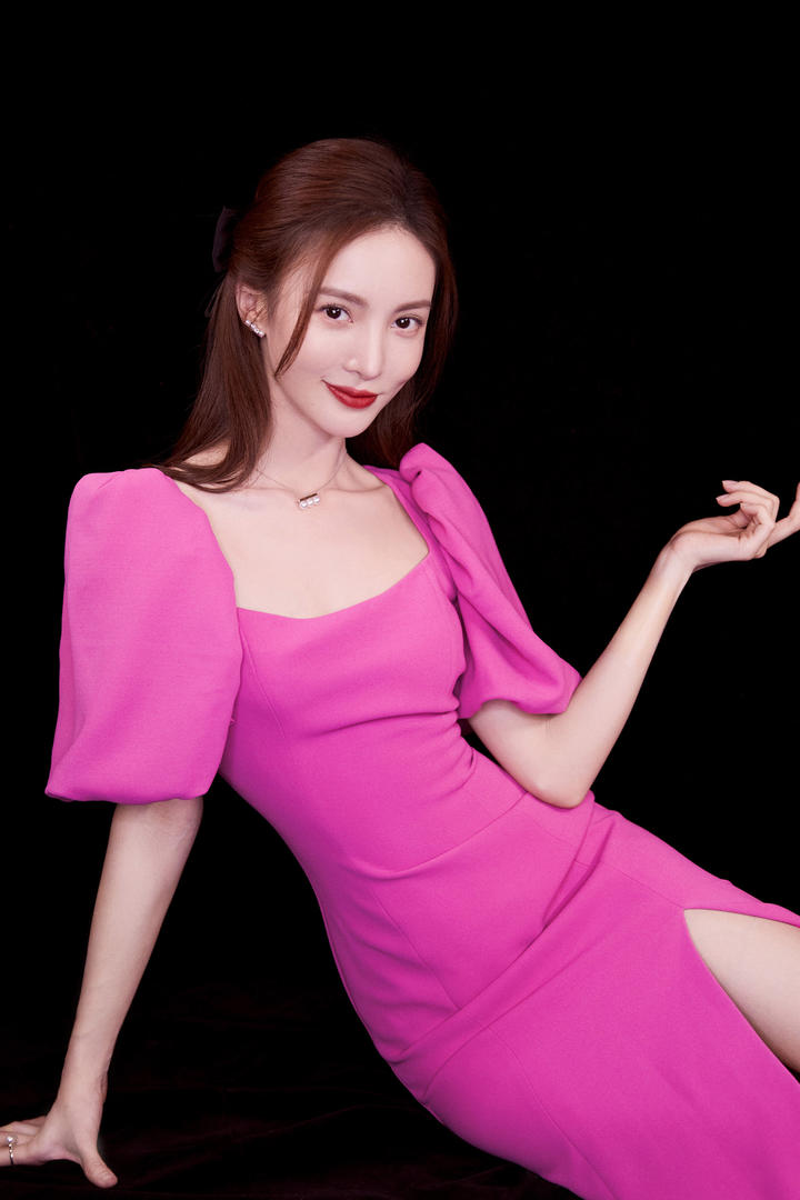 穿粉色长裙的性感美女明星金晨高清写真图片