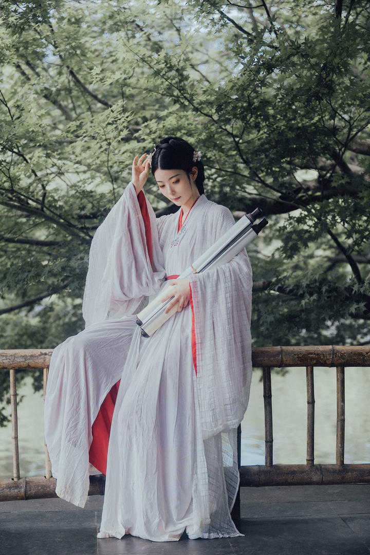 书卷气息的古风汉服美女户外摄影图片