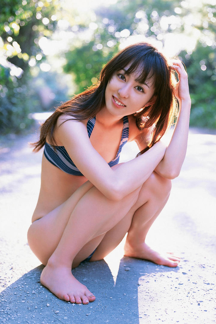 蹲在地上的日本漂亮AV女优大胆泳装写真图片