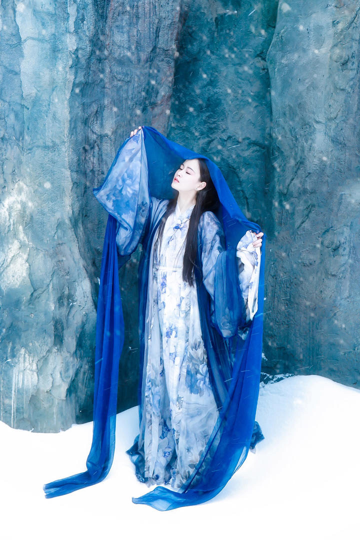 雪中蓝色古装汉服美女摄影图片