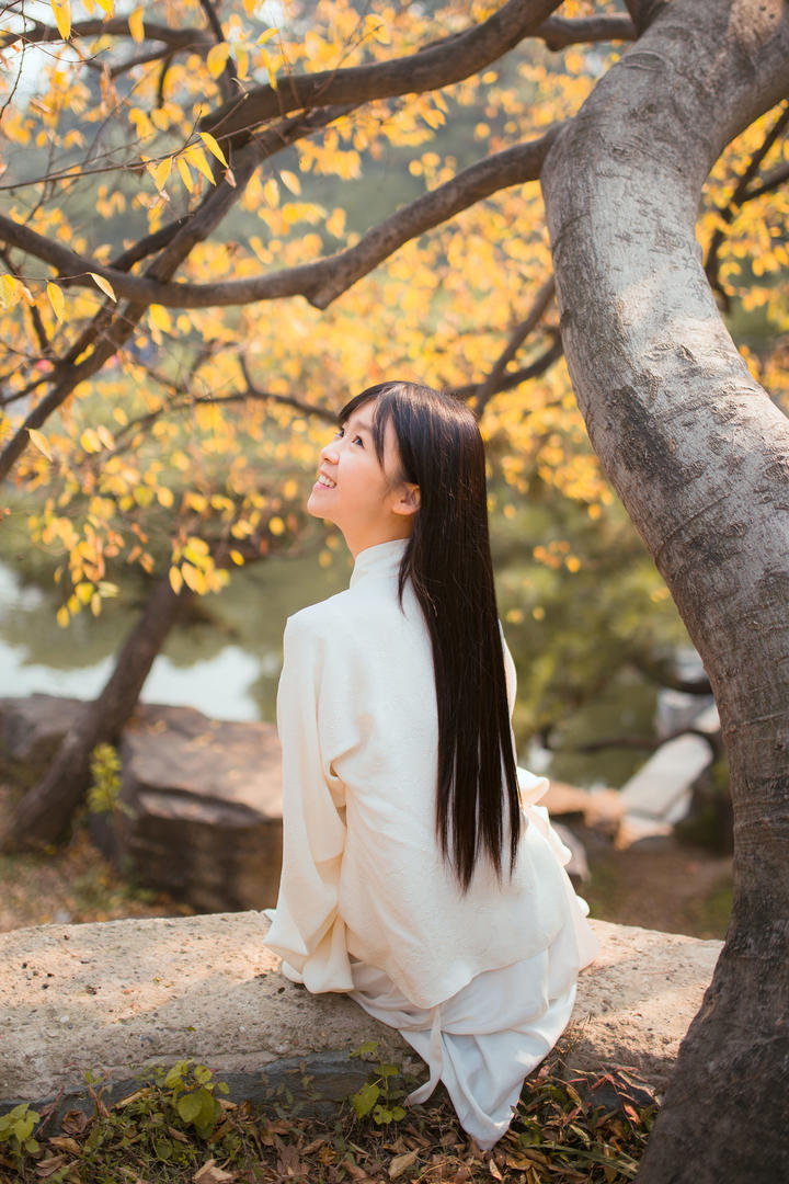 内地女明星宋伊人一身白衣户外摄影写真图片