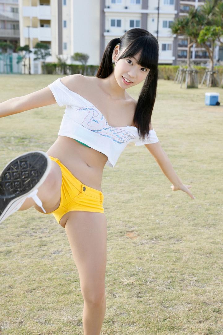 操场上的日本清纯双马尾美女图片大全