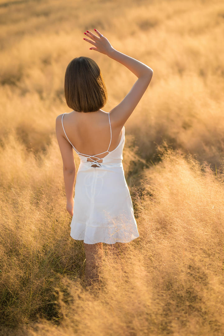 荒草丛中的极品美女背影写真