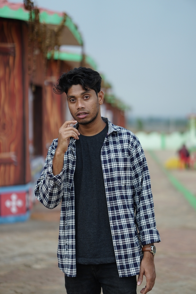 黑白格纹衬衫帅哥写真图片