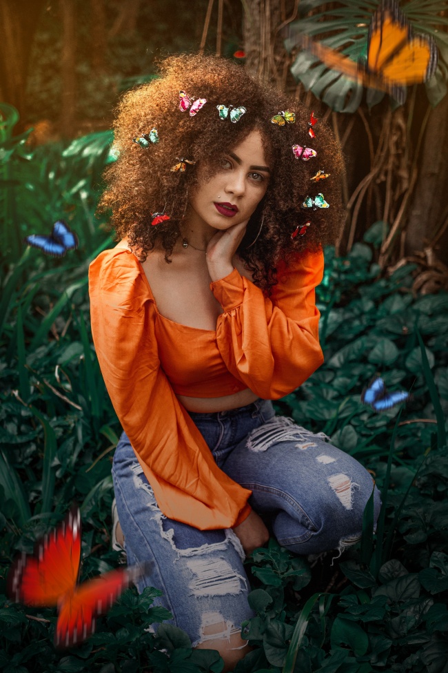 爆炸头美女写真图片