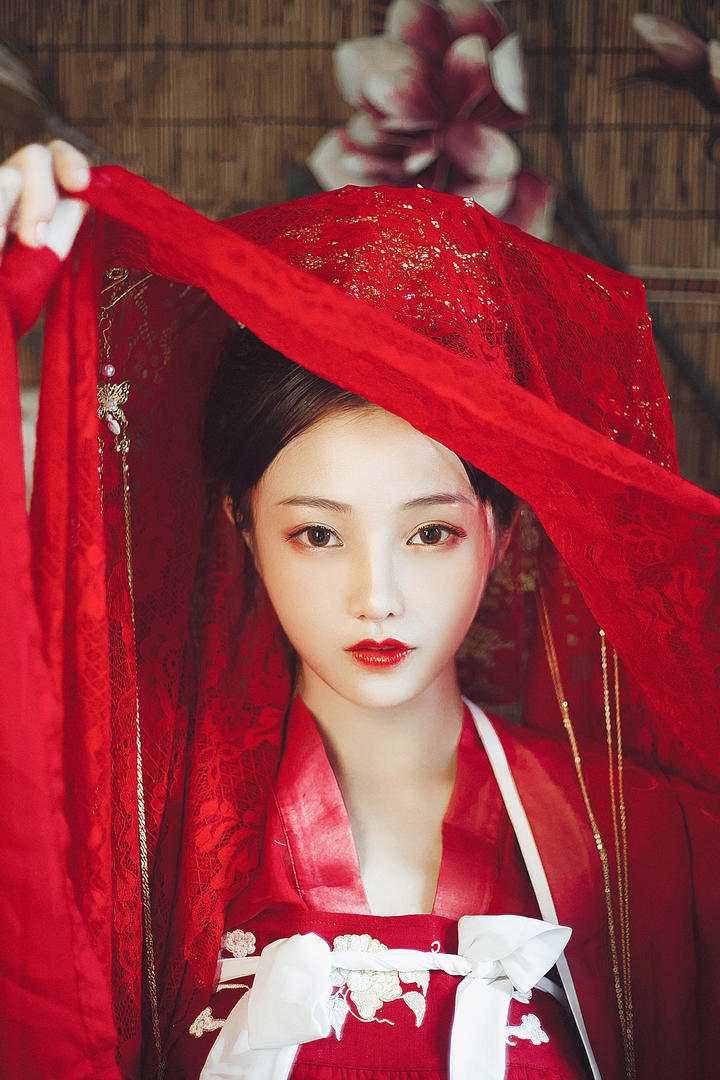 掀起头巾的红装古典汉服美女图片