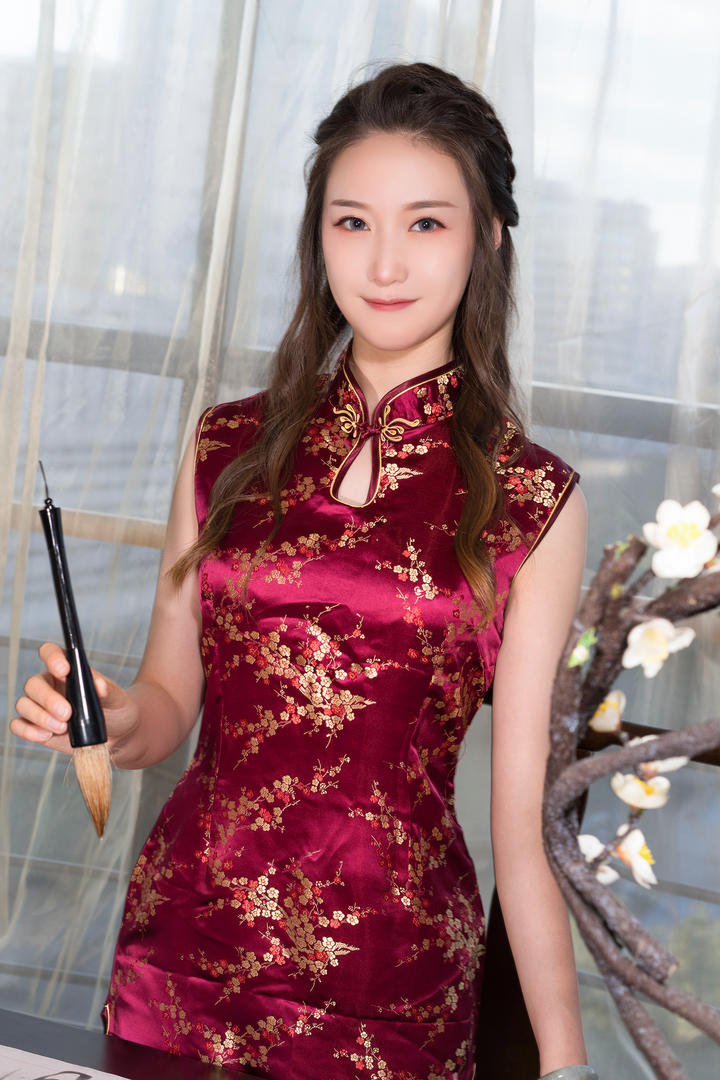 拿着毛笔的高清古典旗袍美女图片