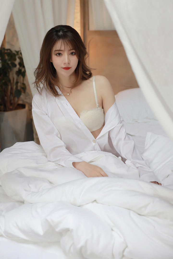 坐在被窝里的极品美模特优性感诱人香肩半露写真图片
