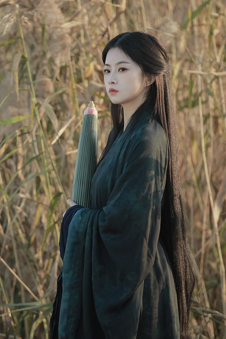 一身素衣的长发美女古装户外摄影图片
