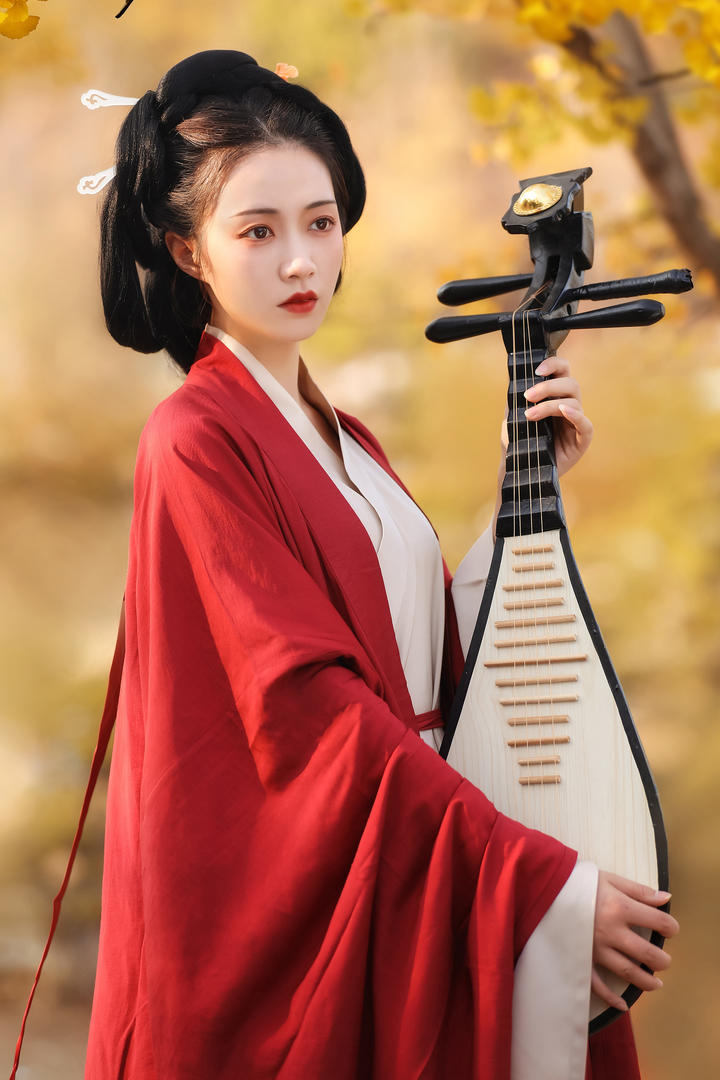 抱着琵琶的古典汉服美女艺术照摄影图片