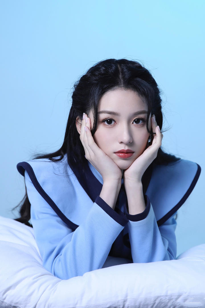 捧着脸庞的可爱美女明星周也高清壁纸图片