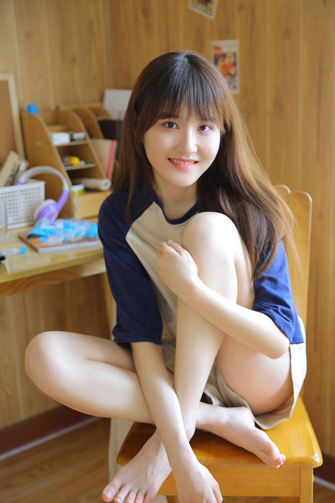 坐在桌子上的高清清纯美女写真图片