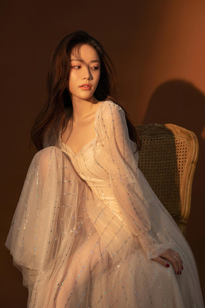 坐在椅子上的清纯气质女神软妹写真图片