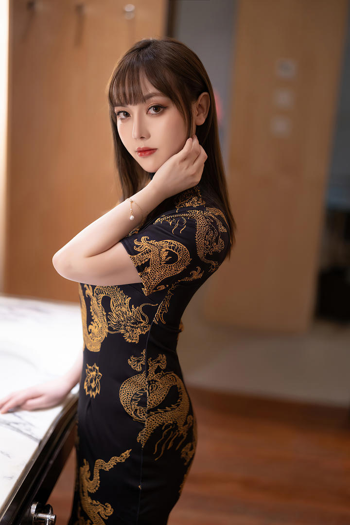 穿龙纹旗袍的亚洲嫩模豆瓣酱午夜精品福利写真集