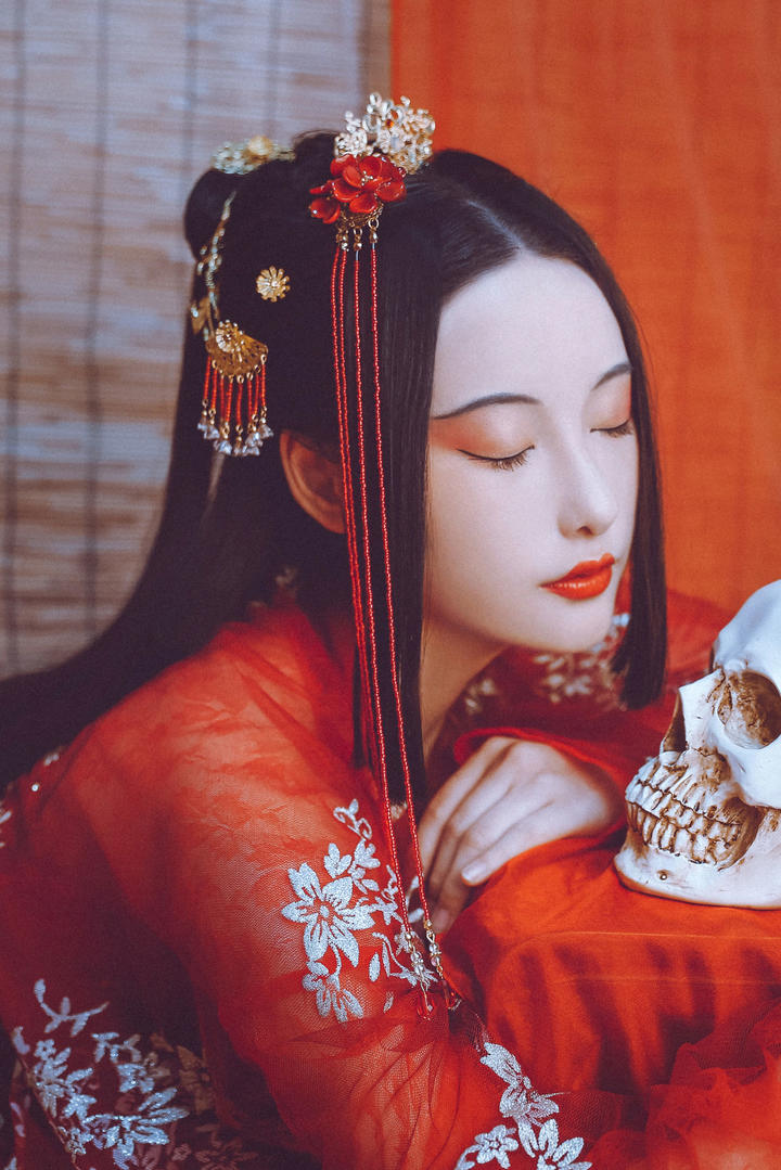 一身红妆的古典美女图片