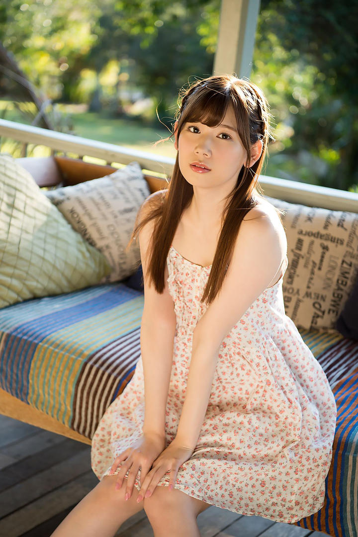 坐在沙发上的极品清纯美女写真