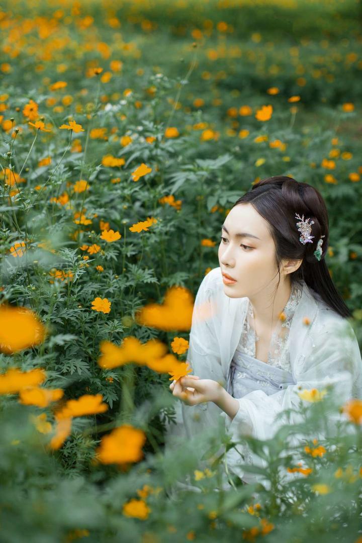 清纯养眼古装美女采花写真图片