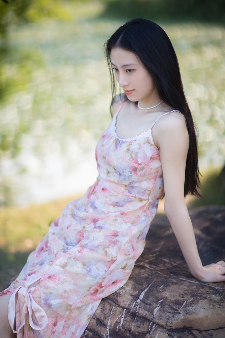 户外约拍气质长裙养眼清纯美女写真图片