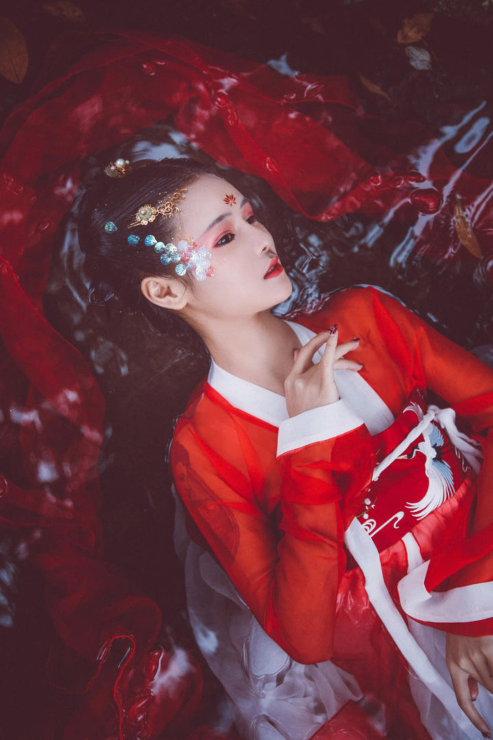 躺在水中的高清古装美女写真图片
