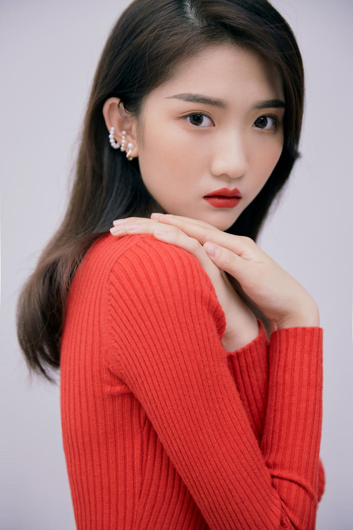 国内成熟气质美女红色毛衣写真图片