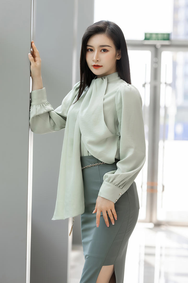 穿着包臀裙的职场美女Vanessa日韩模特写真套图