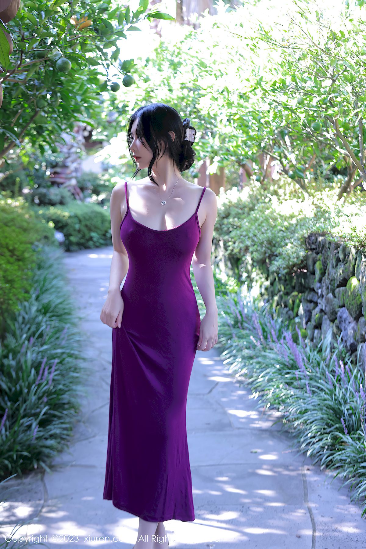 秀人网模特尹甜甜紫色吊带长裙性感身材济州岛旅拍