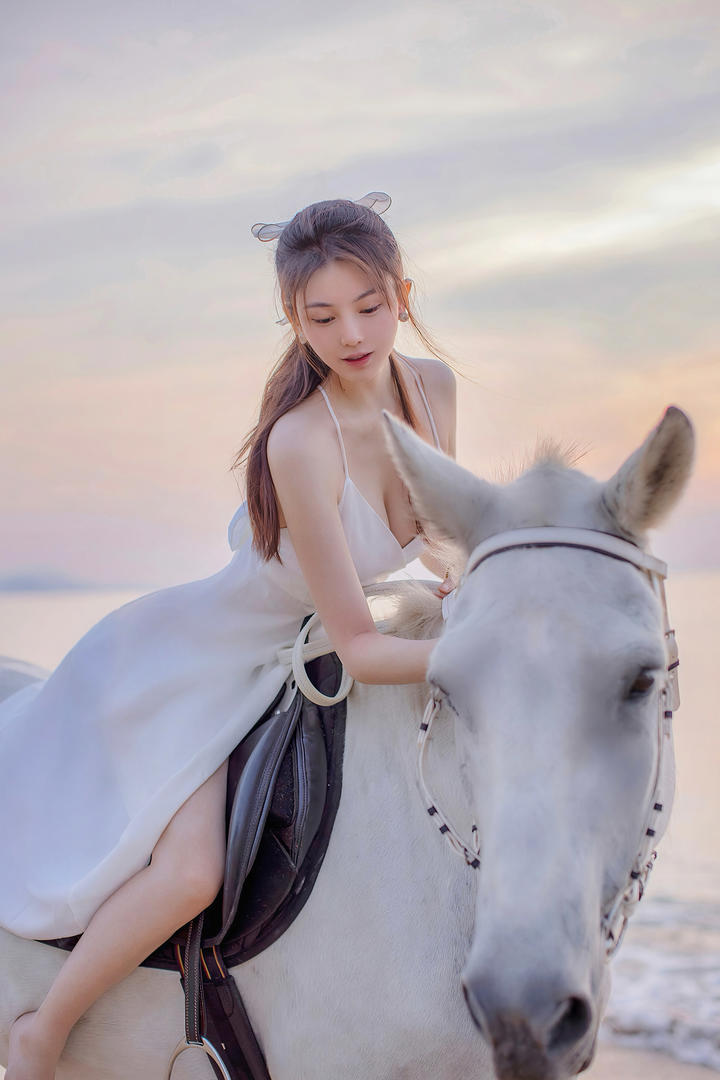 穿着吊带白裙骑马的小公主写真图片