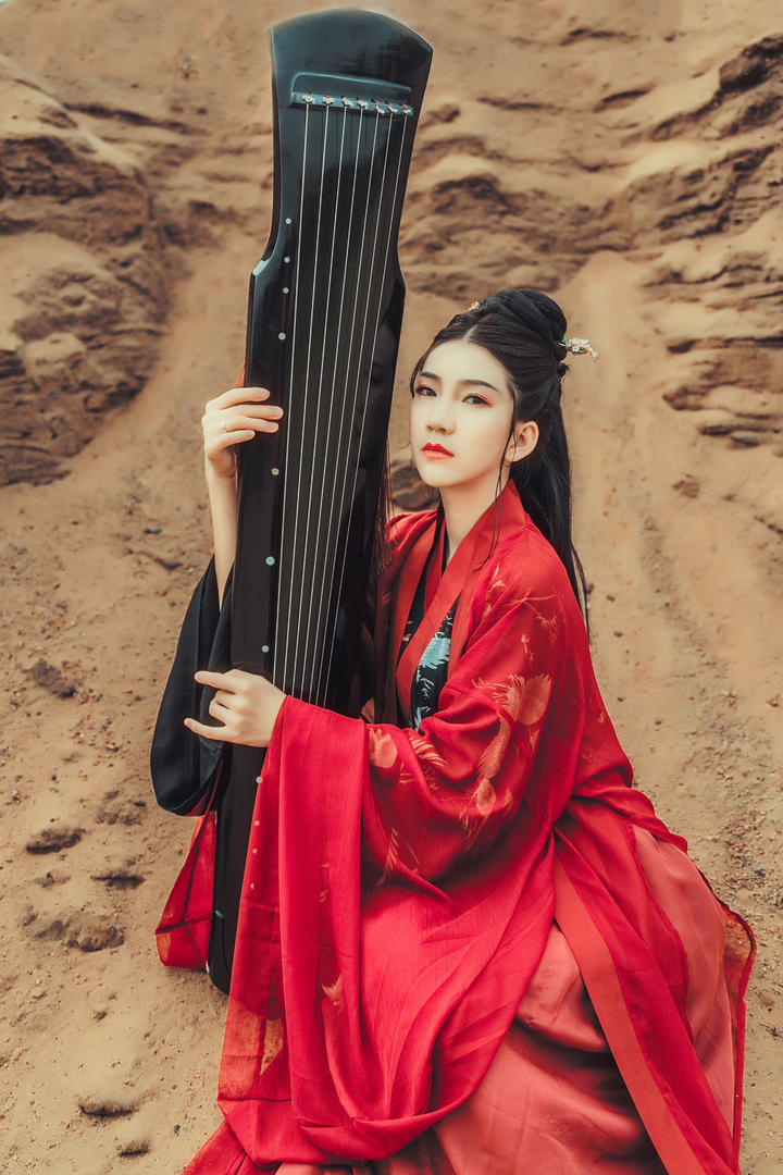 抱着古筝的红裙古装美女艺术摄影图片