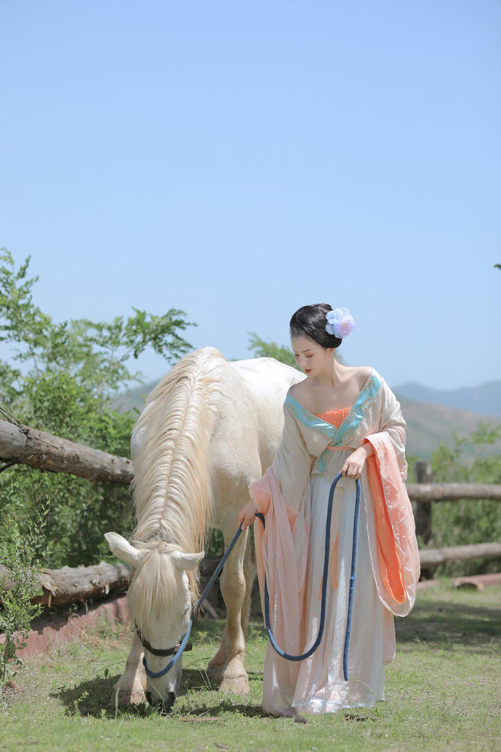 养马的古风美女图片