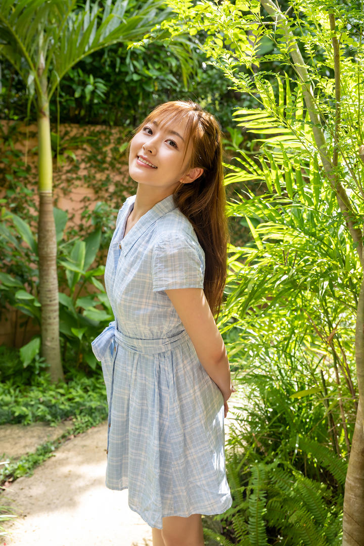 日本清纯美女户外摄影写真图片