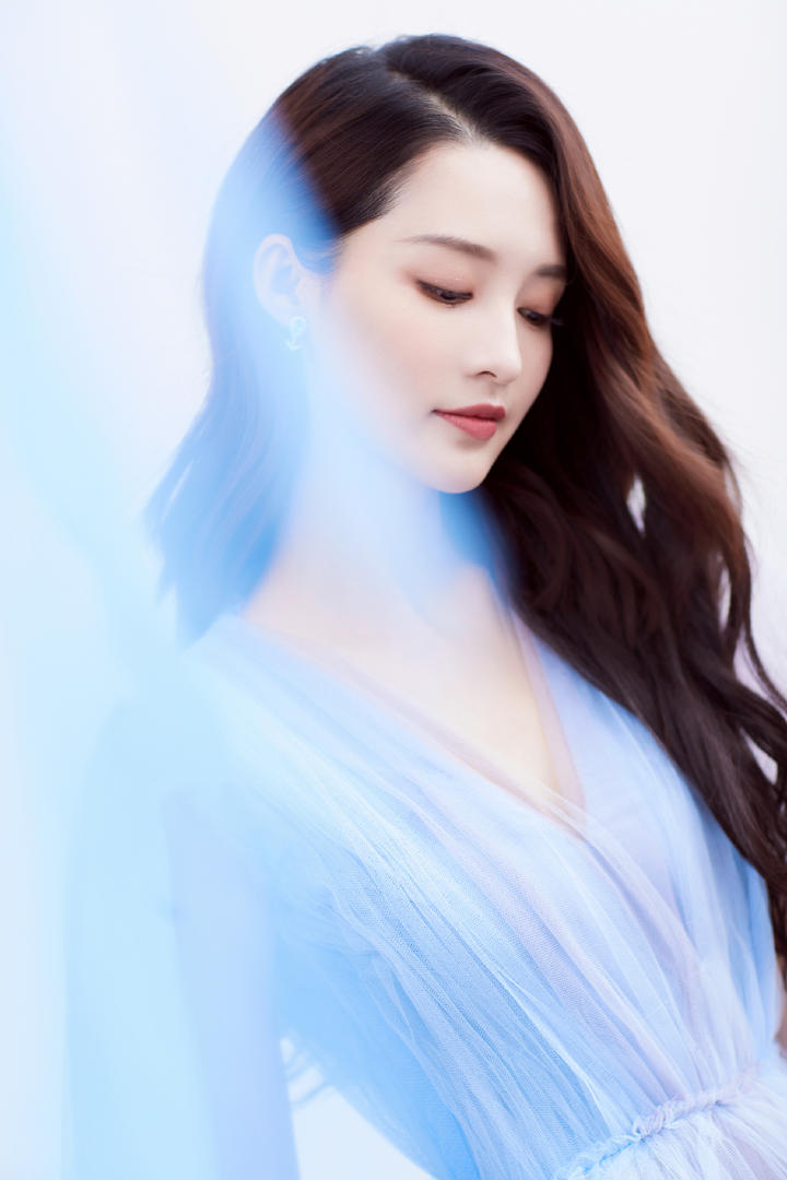 极品女神李沁蓝色纱裙性感写真图片