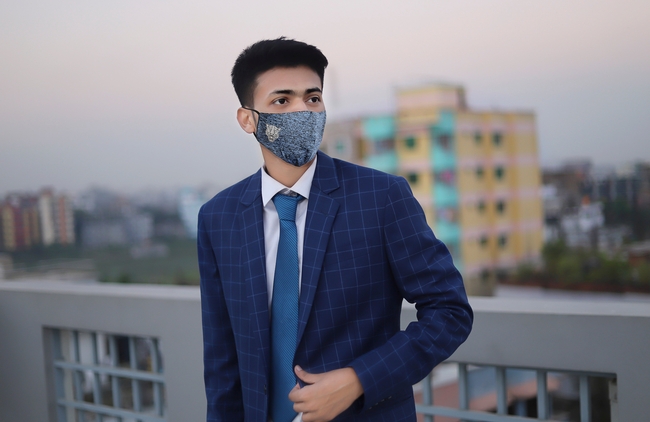 天台戴口罩的商务西装帅哥图片