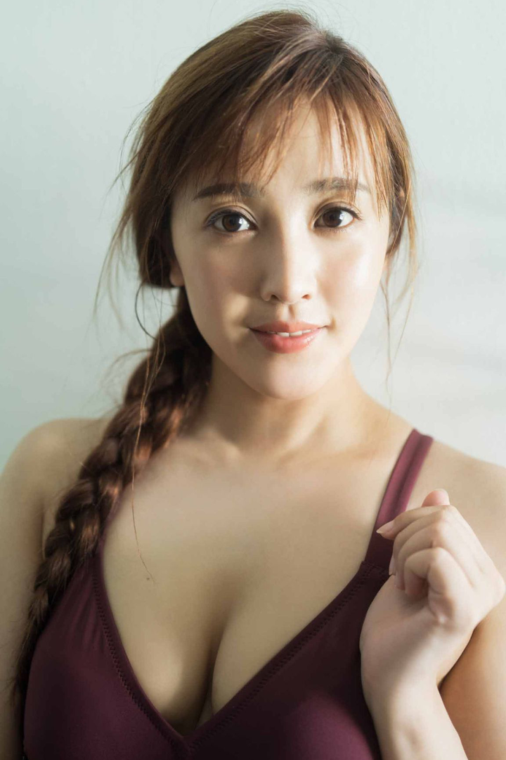 梳着大辫子的日本大胸美女极品写真图片