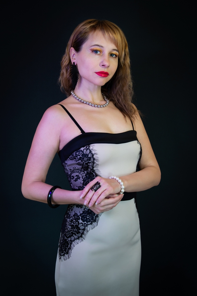 蕾丝吊带晚礼服性感美女图片