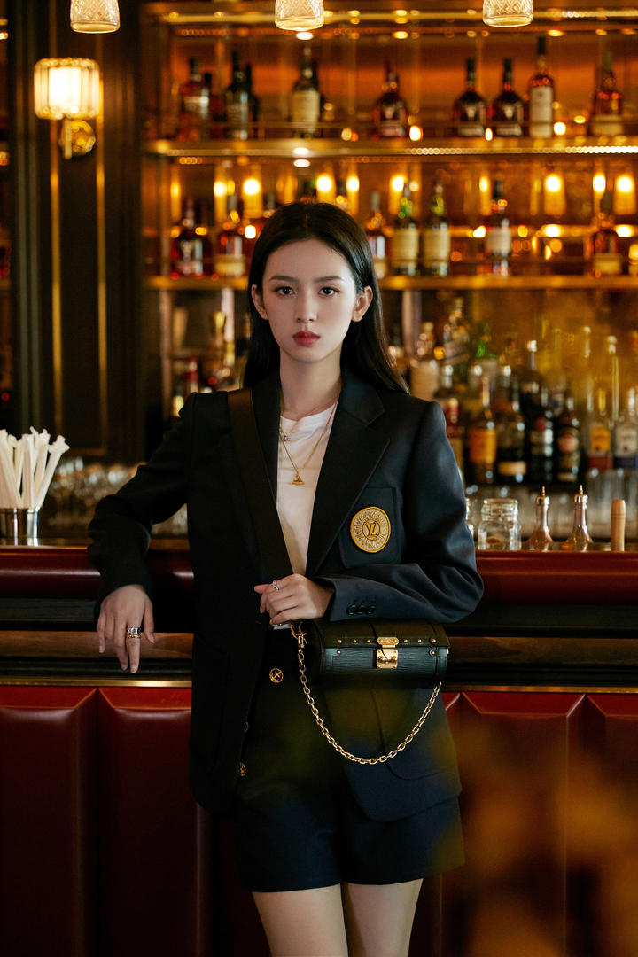 中国漂亮美女演员周也逛酒吧图片