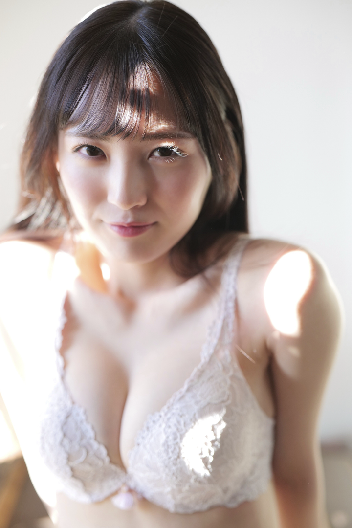日本精品大胸短发妹子特写图片