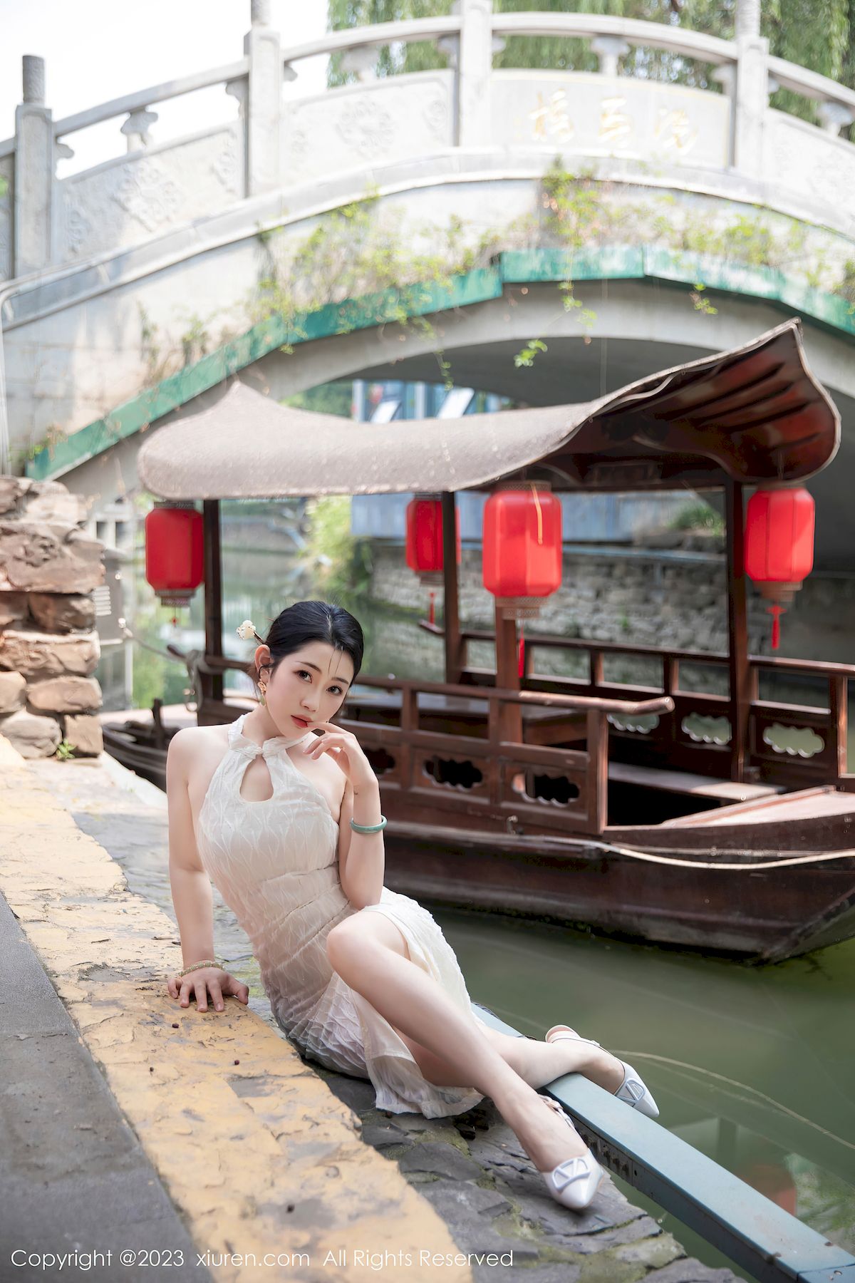 秀人网美女模特严利娅Yuliya白色露肩旗袍服饰性感写真