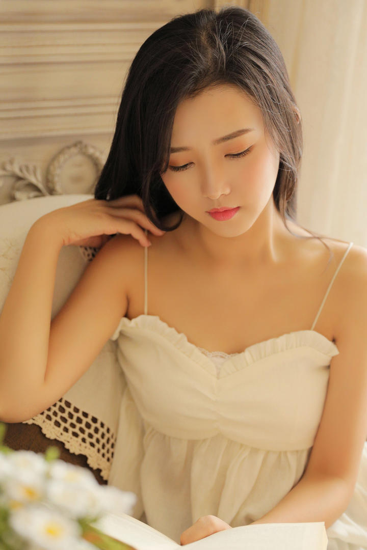 穿着白色吊带裙子的清纯女生头像图片